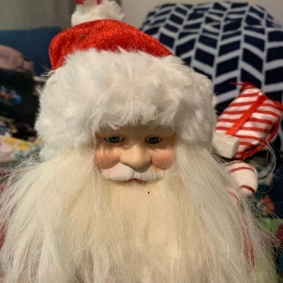 New Santa Carrying His Bag While Holding A Strand Of Garland - Picture 3 of 6